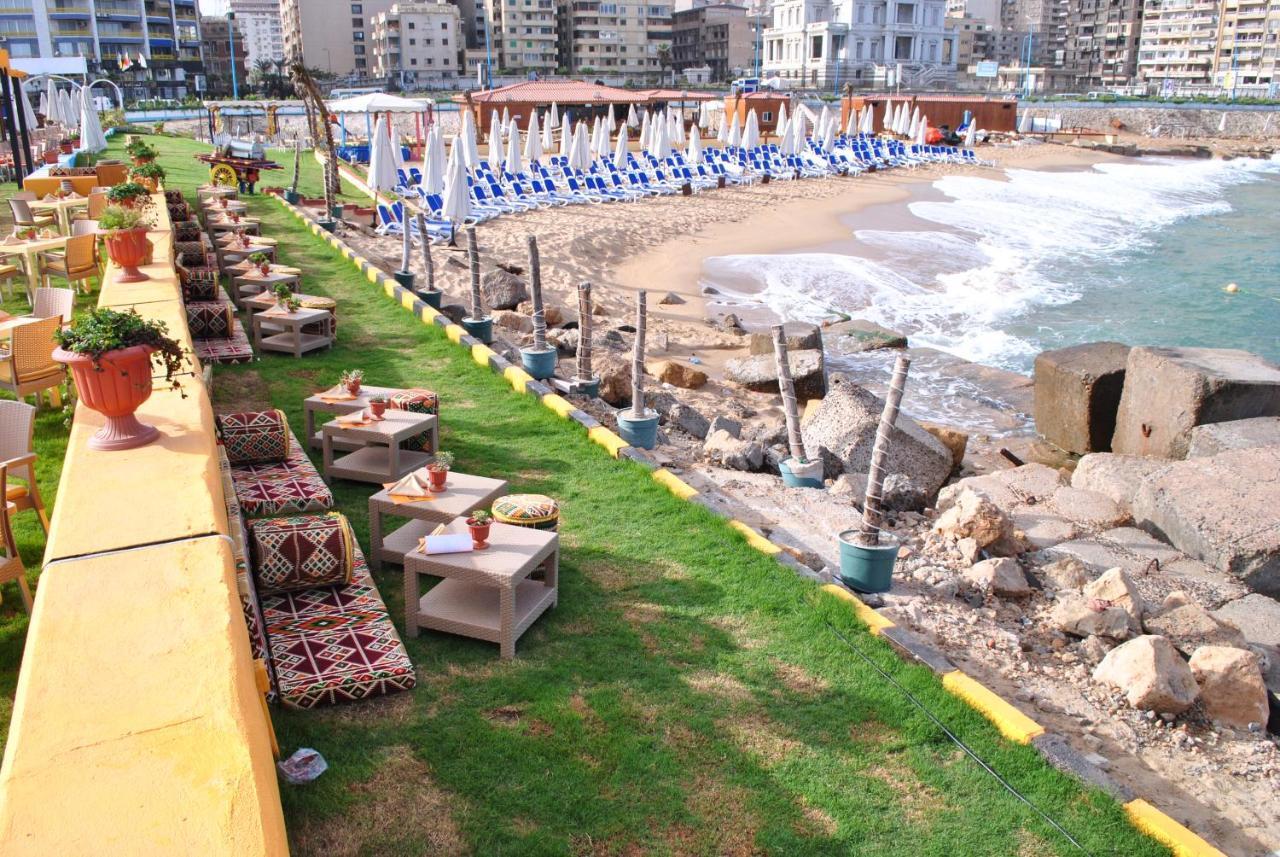 Tolip Hotel Alexandria Bagian luar foto The beach at the resort