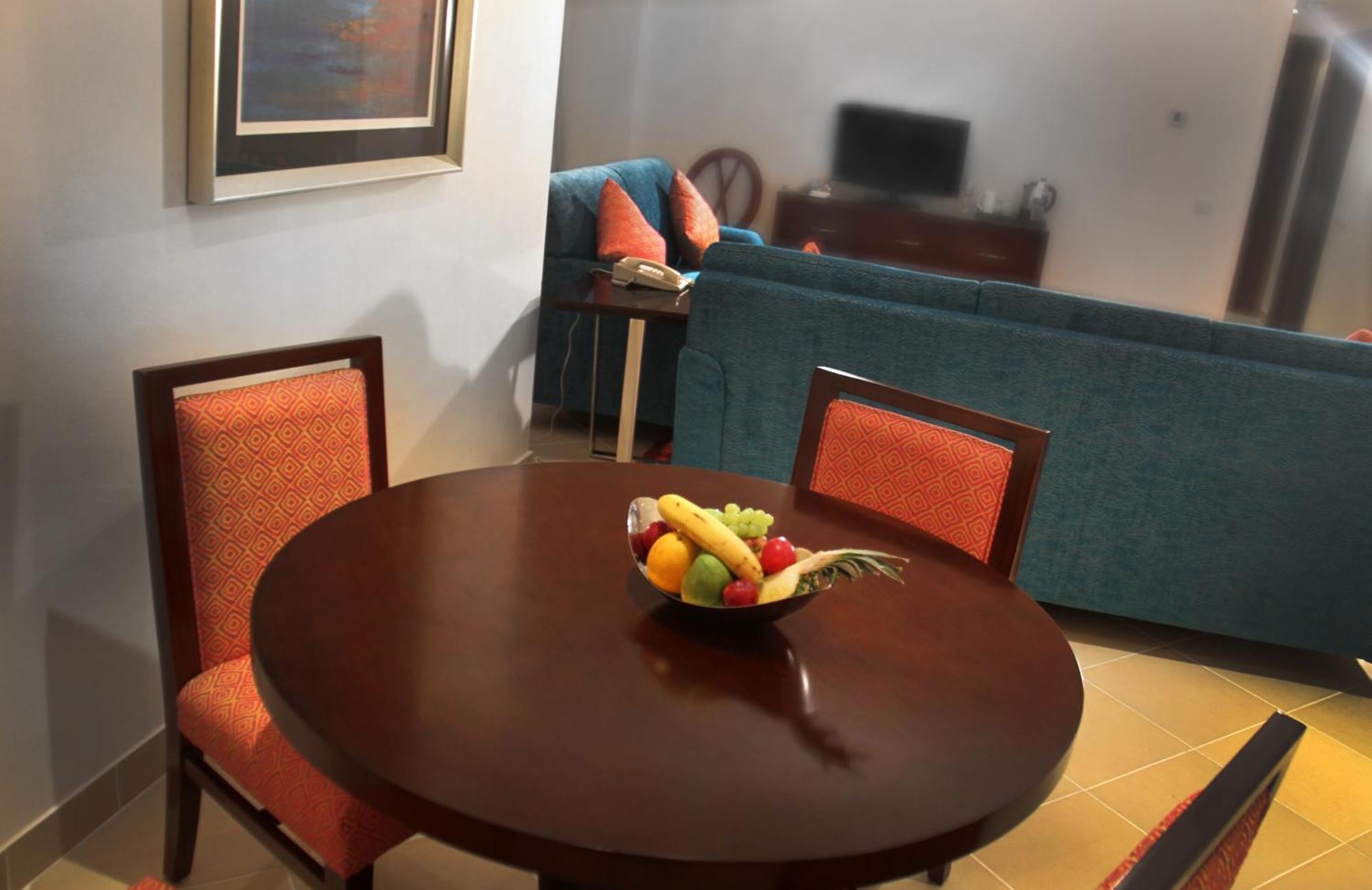 Tolip Hotel Alexandria Bagian luar foto A living room in a hotel