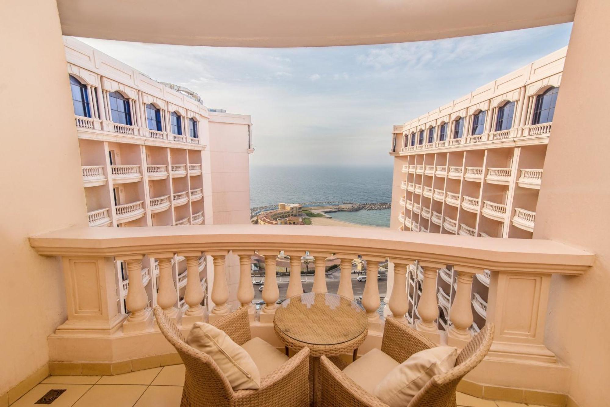 Tolip Hotel Alexandria Bagian luar foto Balcony view of the hotel