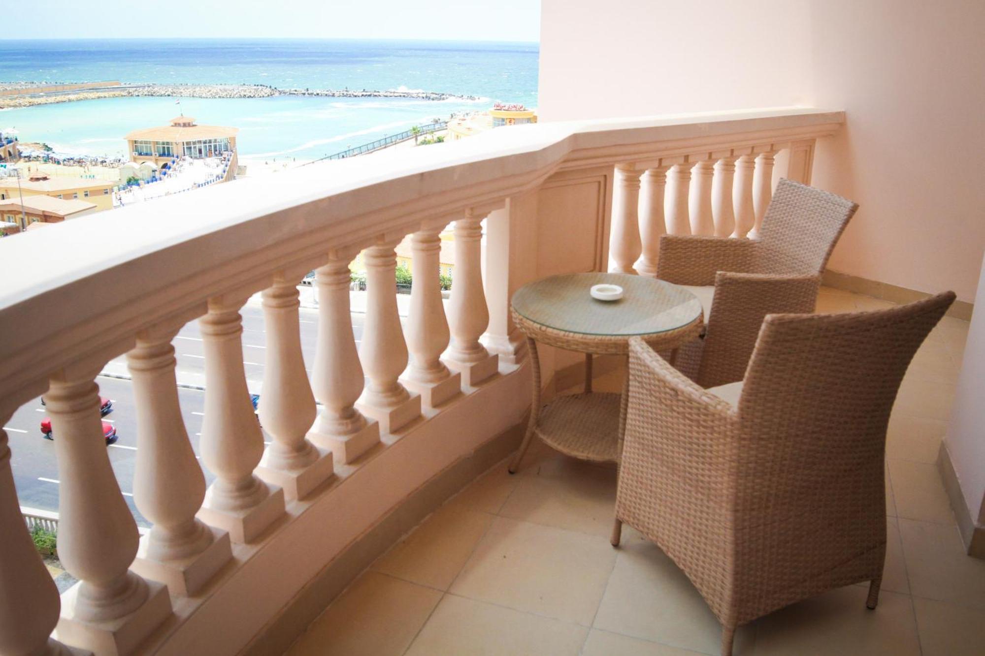 Tolip Hotel Alexandria Bagian luar foto Balcony of a luxury hotel