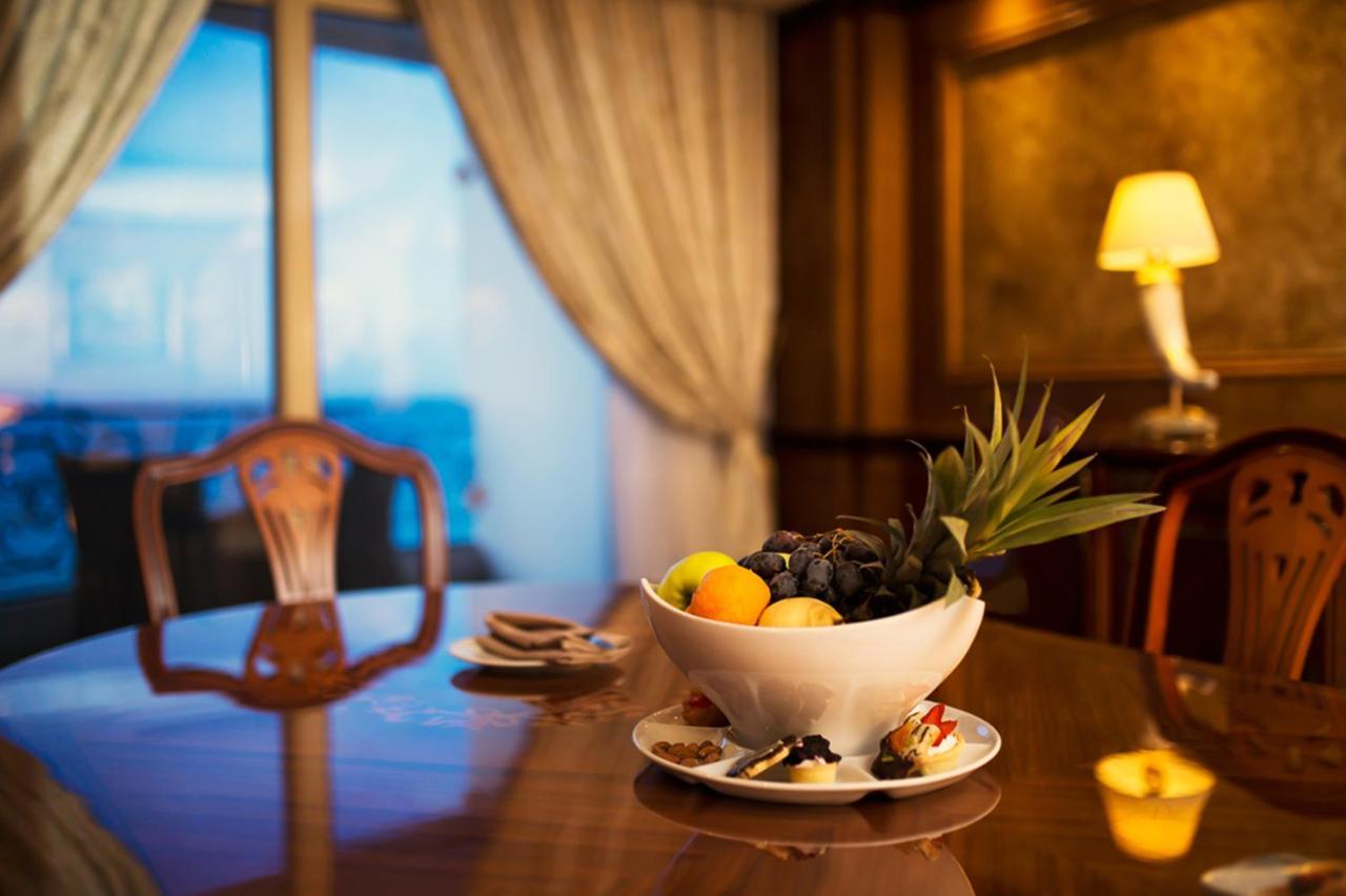 Tolip Hotel Alexandria Bagian luar foto A balcony in a suite